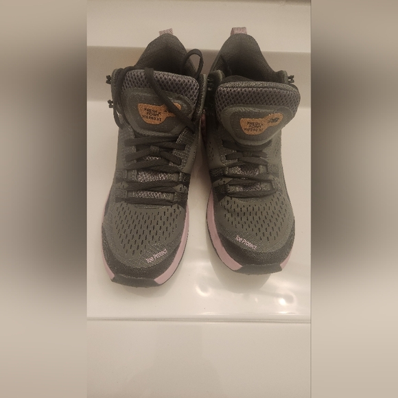 NEW BALANCE WOMENS SIZE 8.5 GRAY TRAIL RUNNING SHOE - Picture 3 of 8